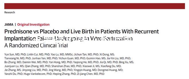 生男孩的男人的面部特征，這些特征表明是兒子